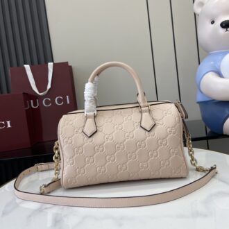 . 💕《Fitted with a full set of original green box packaging》💕【New Product】GG Emblem series small handbags The GG Emblem series uses creative design and innovative functions to interpret classic patterns, and creates a collection of choices for the next few years. This small handbag is reinvented as a brand new iconic single product series, with a double zipper design that is easy to access, and light gold tone chain and leather shoulder straps are available for crossbody carrying. Pink GG grain leather Light gold tone accessories Brown cotton-linen blend lining Interior: 1 zipper bag Handle: 12 cm (height) Removable and adjustable chain shoulder strap Zipper closure Small size: 25.5 cm (width) x 16 cm (height) x 14 cm (deep) Weight: approximately 0.7 kg Creation in Italy Maximum capacity: iPhone Pro Max/Plus, Airpods headphones, long wallet and lipstick Model: 815255. Size: 25.5 (Length) x 16 (Width) x 14 cm (Thick) Color: Lychee pattern powder press/original leather. Italian creation