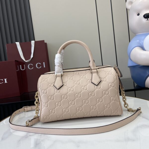. 💕《Fitted with a full set of original green box packaging》💕【New Product】GG Emblem series small handbags The GG Emblem series uses creative design and innovative functions to interpret classic patterns, and creates a collection of choices for the next few years. This small handbag is reinvented as a brand new iconic single product series, with a double zipper design that is easy to access, and light gold tone chain and leather shoulder straps are available for crossbody carrying. Pink GG grain leather Light gold tone accessories Brown cotton-linen blend lining Interior: 1 zipper bag Handle: 12 cm (height) Removable and adjustable chain shoulder strap Zipper closure Small size: 25.5 cm (width) x 16 cm (height) x 14 cm (deep) Weight: approximately 0.7 kg Creation in Italy Maximum capacity: iPhone Pro Max/Plus, Airpods headphones, long wallet and lipstick Model: 815255. Size: 25.5 (Length) x 16 (Width) x 14 cm (Thick) Color: Lychee pattern powder press/original leather. Italian creation