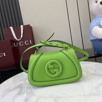 . 💕《Fitted with a full set of original green box packaging》💕【New】Gucci Blondie series mini shoulder bag Gucci Blondie series new handbags are decorated with the brand series classic logo that debuted in the early 1970s, cleverly combining inherited charm and contemporary style, and excellent interpretation of the brand’s classic design and modern essence. This mini shoulder bag is made of glossy leather and comes with adjustable shoulder straps. Model: 815700. Size: 21.5 (Length) x 11 (H) x 8cm (Thickness) Color: Cyan Green Full Leather/Original Leather. Italian creation