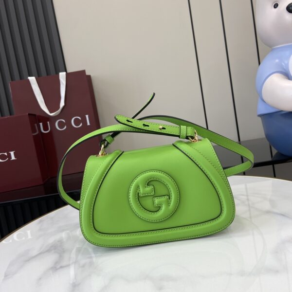 . 💕《Fitted with a full set of original green box packaging》💕【New】Gucci Blondie series mini shoulder bag Gucci Blondie series new handbags are decorated with the brand series classic logo that debuted in the early 1970s, cleverly combining inherited charm and contemporary style, and excellent interpretation of the brand’s classic design and modern essence. This mini shoulder bag is made of glossy leather and comes with adjustable shoulder straps. Model: 815700. Size: 21.5 (Length) x 11 (H) x 8cm (Thickness) Color: Cyan Green Full Leather/Original Leather. Italian creation