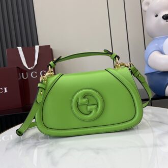 . 💕《Fitted with a full set of original green box packaging》💕【New model】G home brand identifier will be renovated through different techniques every season. The new design has a double G pattern, and the style is eye-catching. This handbag is designed with a handle and can be cross-body. The classic material is modern, and it is paired with imported cowhide polished hardware, with clear patterns and delicate texture. Model: 815714. Size: 27 (Length) x 17 (High) x 7cm (Thickness) Color: Cyan Green Full Leather/Original Leather. Italian creation