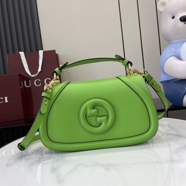 . 💕《Fitted with a full set of original green box packaging》💕【New model】G home brand identifier will be renovated through different techniques every season. The new design has a double G pattern, and the style is eye-catching. This handbag is designed with a handle and can be cross-body. The classic material is modern, and it is paired with imported cowhide polished hardware, with clear patterns and delicate texture. Model: 815714. Size: 27 (Length) x 17 (High) x 7cm (Thickness) Color: Cyan Green Full Leather/Original Leather. Italian creation