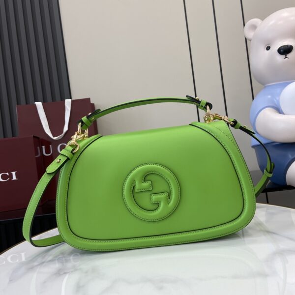 . 💕《Fitted with a full set of original green box packaging》💕【New】Gucci Blondie series medium-sized handbags Gucci Blondie series new handbags are decorated with the brand series classic logo that debuted in the early 1970s, cleverly combining inherited charm and contemporary style, and excellent interpretation of the brand’s classic design and modern essence. This medium tote is made of beige and dark brown Original GG canvas with removable and adjustable leather shoulder straps. Model: 815716. Size: 32 (Length) x 17 (H) x 10cm (Thickness) Color: Cyan green full leather/original leather. Italian creation