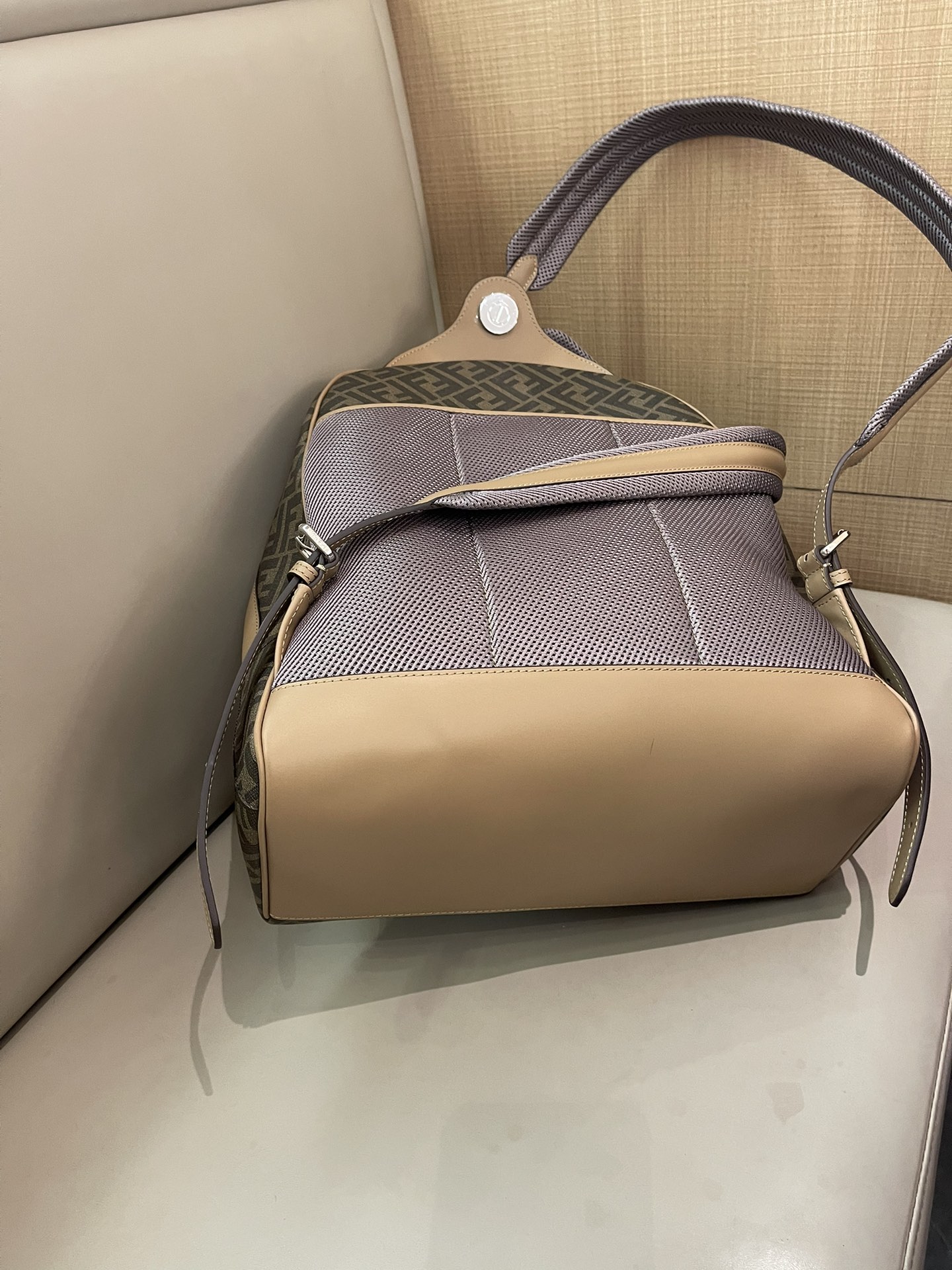 Flash sale π1220 counter quality, original list New old-fashioned backpack, interprets classics, clever decoration details, can turn two shoulder straps into one-shoulder style. A backpack that combines both appearance and practicality, has a two-way zipper compartment, an internal zipper pocket, and a 13-inch laptop-opening and padded compartment on the back. The silver-finished metal parts are full of contents, making it easy for urban commuting to store all daily necessities, and it is also great for short trips. Size 43-33-14cm Model 7VZ076 - Image 6