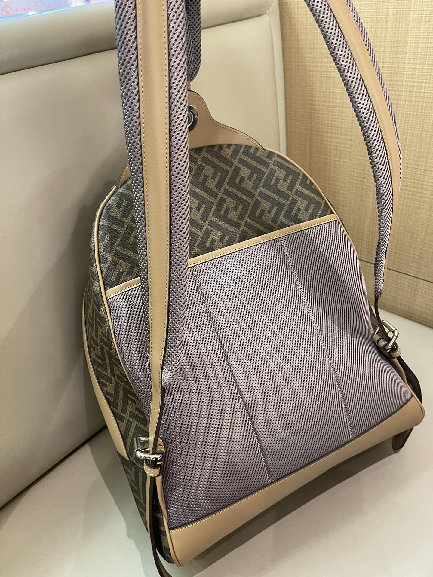 Flash sale π1220 counter quality, original list New old-fashioned backpack, interprets classics, clever decoration details, can turn two shoulder straps into one-shoulder style. A backpack that combines both appearance and practicality, has a two-way zipper compartment, an internal zipper pocket, and a 13-inch laptop-opening and padded compartment on the back. The silver-finished metal parts are full of contents, making it easy for urban commuting to store all daily necessities, and it is also great for short trips. Size 43-33-14cm Model 7VZ076 - Image 4