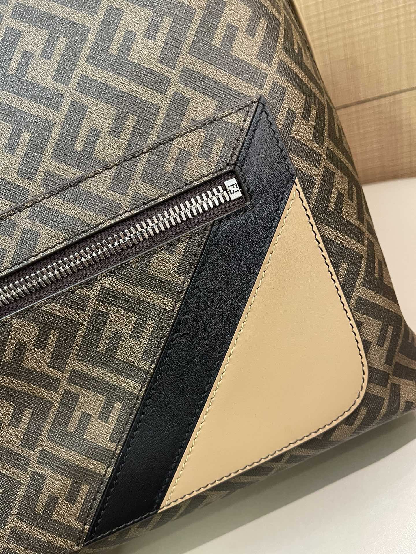 Flash sale π1220 counter quality, original list New old-fashioned backpack, interprets classics, clever decoration details, can turn two shoulder straps into one-shoulder style. A backpack that combines both appearance and practicality, has a two-way zipper compartment, an internal zipper pocket, and a 13-inch laptop-opening and padded compartment on the back. The silver-finished metal parts are full of contents, making it easy for urban commuting to store all daily necessities, and it is also great for short trips. Size 43-33-14cm Model 7VZ076 - Image 7