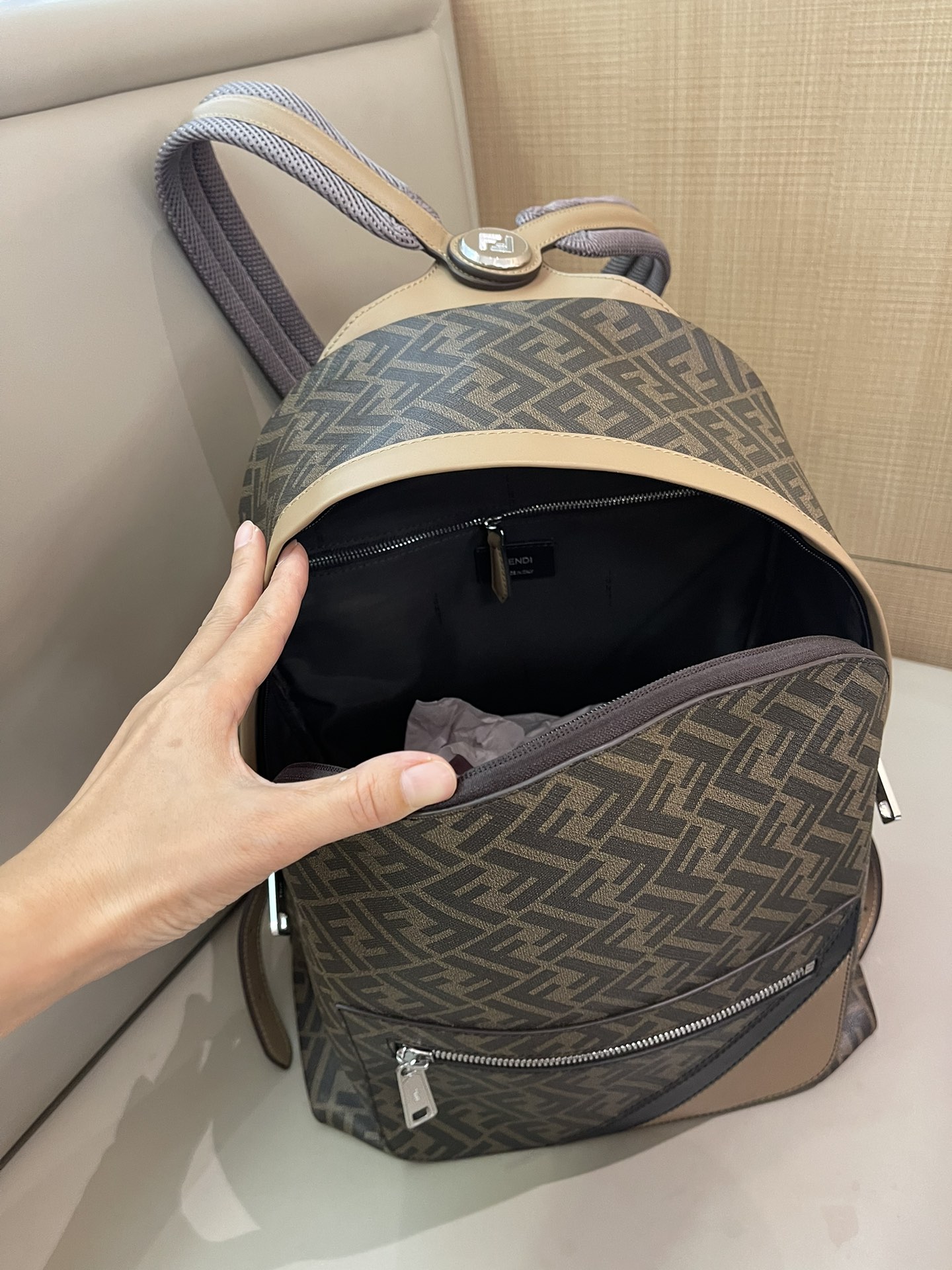 Flash sale π1220 counter quality, original list New old-fashioned backpack, interprets classics, clever decoration details, can turn two shoulder straps into one-shoulder style. A backpack that combines both appearance and practicality, has a two-way zipper compartment, an internal zipper pocket, and a 13-inch laptop-opening and padded compartment on the back. The silver-finished metal parts are full of contents, making it easy for urban commuting to store all daily necessities, and it is also great for short trips. Size 43-33-14cm Model 7VZ076 - Image 3