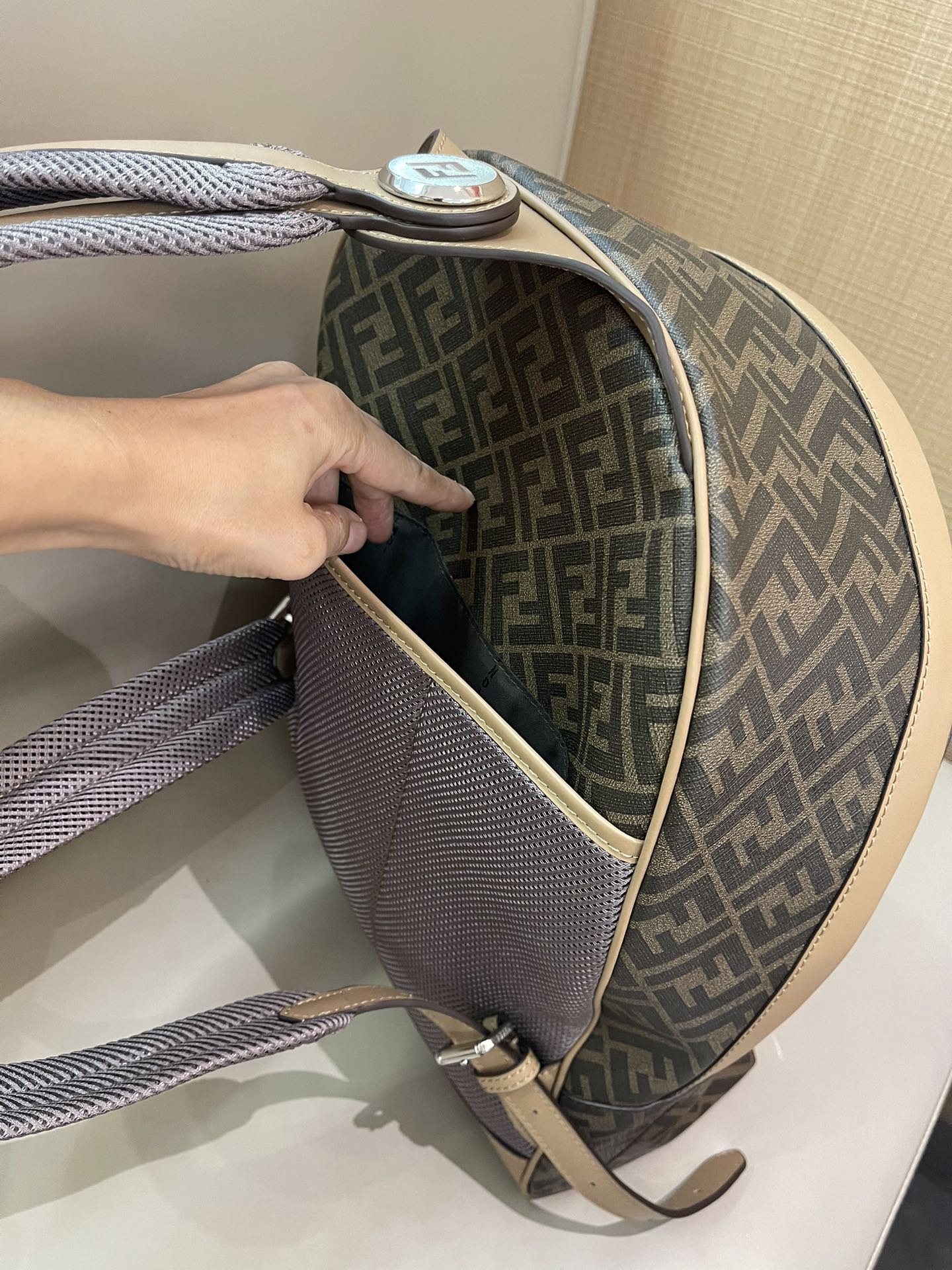 Flash sale π1220 counter quality, original list New old-fashioned backpack, interprets classics, clever decoration details, can turn two shoulder straps into one-shoulder style. A backpack that combines both appearance and practicality, has a two-way zipper compartment, an internal zipper pocket, and a 13-inch laptop-opening and padded compartment on the back. The silver-finished metal parts are full of contents, making it easy for urban commuting to store all daily necessities, and it is also great for short trips. Size 43-33-14cm Model 7VZ076 - Image 4