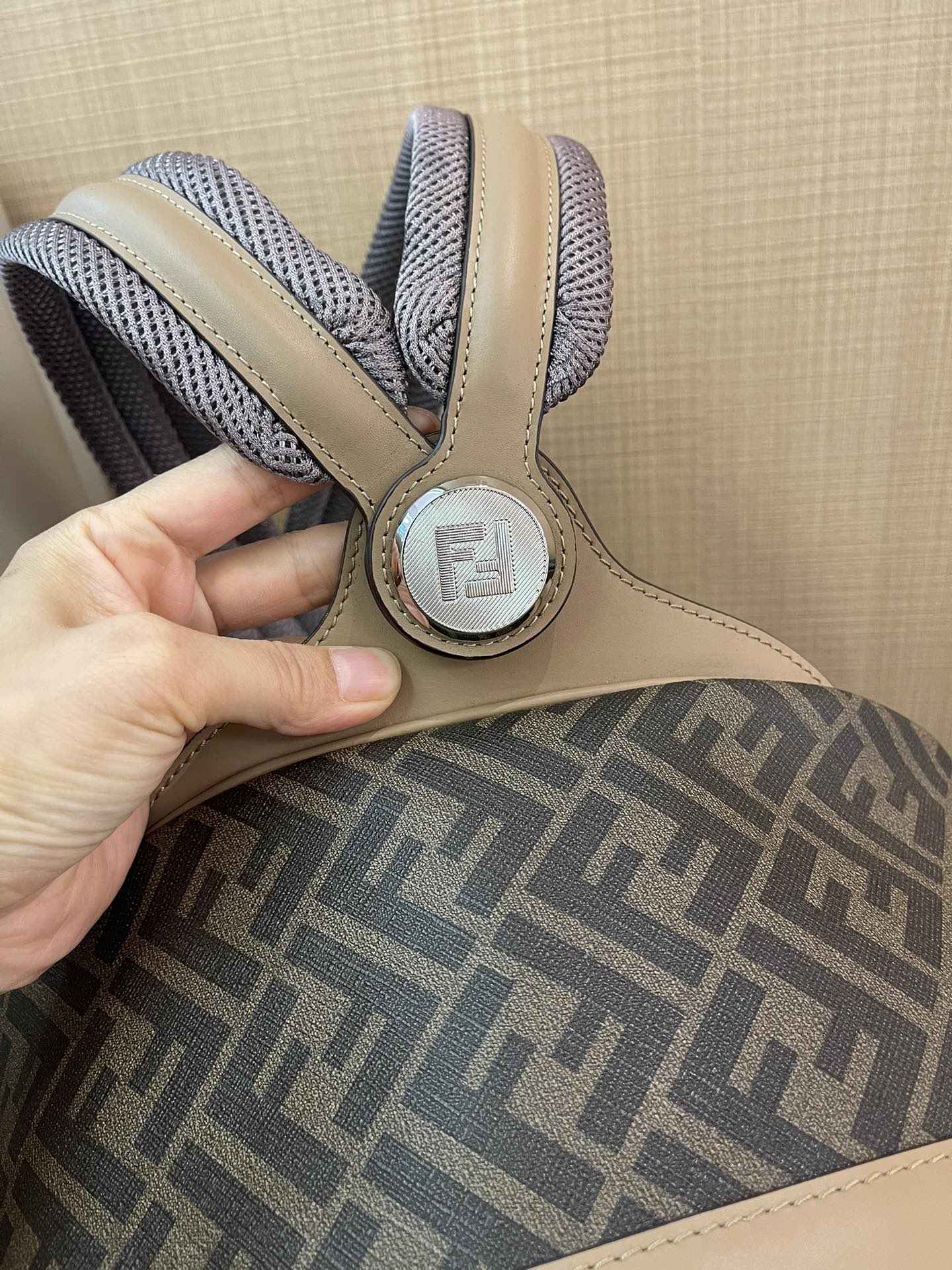 Flash sale π1220 counter quality, original list New old-fashioned backpack, interprets classics, clever decoration details, can turn two shoulder straps into one-shoulder style. A backpack that combines both appearance and practicality, has a two-way zipper compartment, an internal zipper pocket, and a 13-inch laptop-opening and padded compartment on the back. The silver-finished metal parts are full of contents, making it easy for urban commuting to store all daily necessities, and it is also great for short trips. Size 43-33-14cm Model 7VZ076 - Image 2