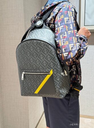 Flash sale 🉐1220 counter quality, original list New old-fashioned backpack, interprets classics, clever decoration details, can turn two shoulder straps into one-shoulder style. A backpack that combines both appearance and practicality, has a two-way zipper compartment, an internal zipper pocket, and a 13-inch laptop-opening and padded compartment on the back. The silver-finished metal parts are full of contents, making it easy for urban commuting to store all daily necessities, and it is also great for short trips. Size 43-33-14cm Model 7VZ076