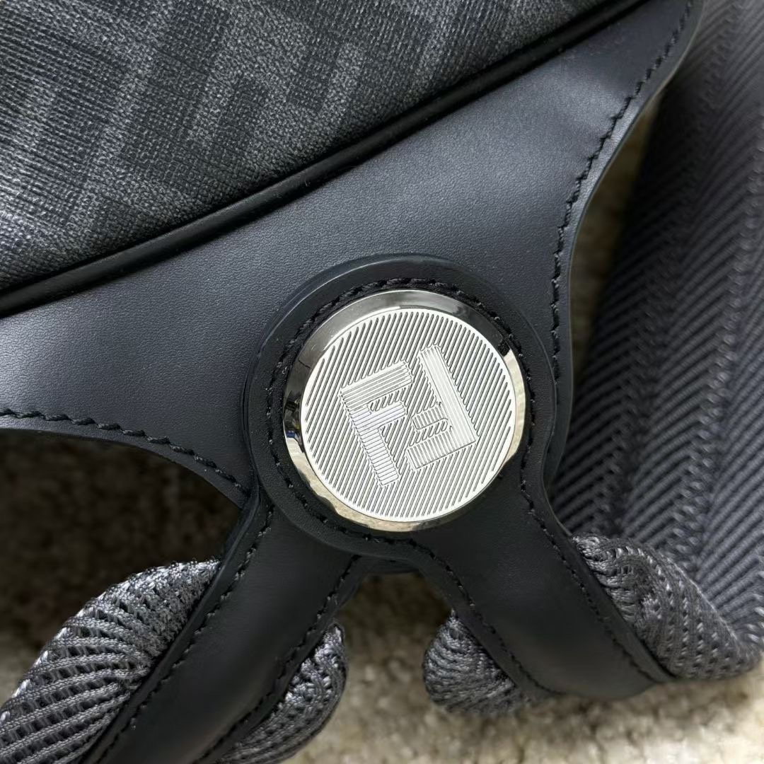 Flash sale π1220 counter quality, original list New old-fashioned backpack, interprets classics, clever decoration details, can turn two shoulder straps into one-shoulder style. A backpack that combines both appearance and practicality, has a two-way zipper compartment, an internal zipper pocket, and a 13-inch laptop-opening and padded compartment on the back. The silver-finished metal parts are full of contents, making it easy for urban commuting to store all daily necessities, and it is also great for short trips. Size 43-33-14cm Model 7VZ076 - Image 7