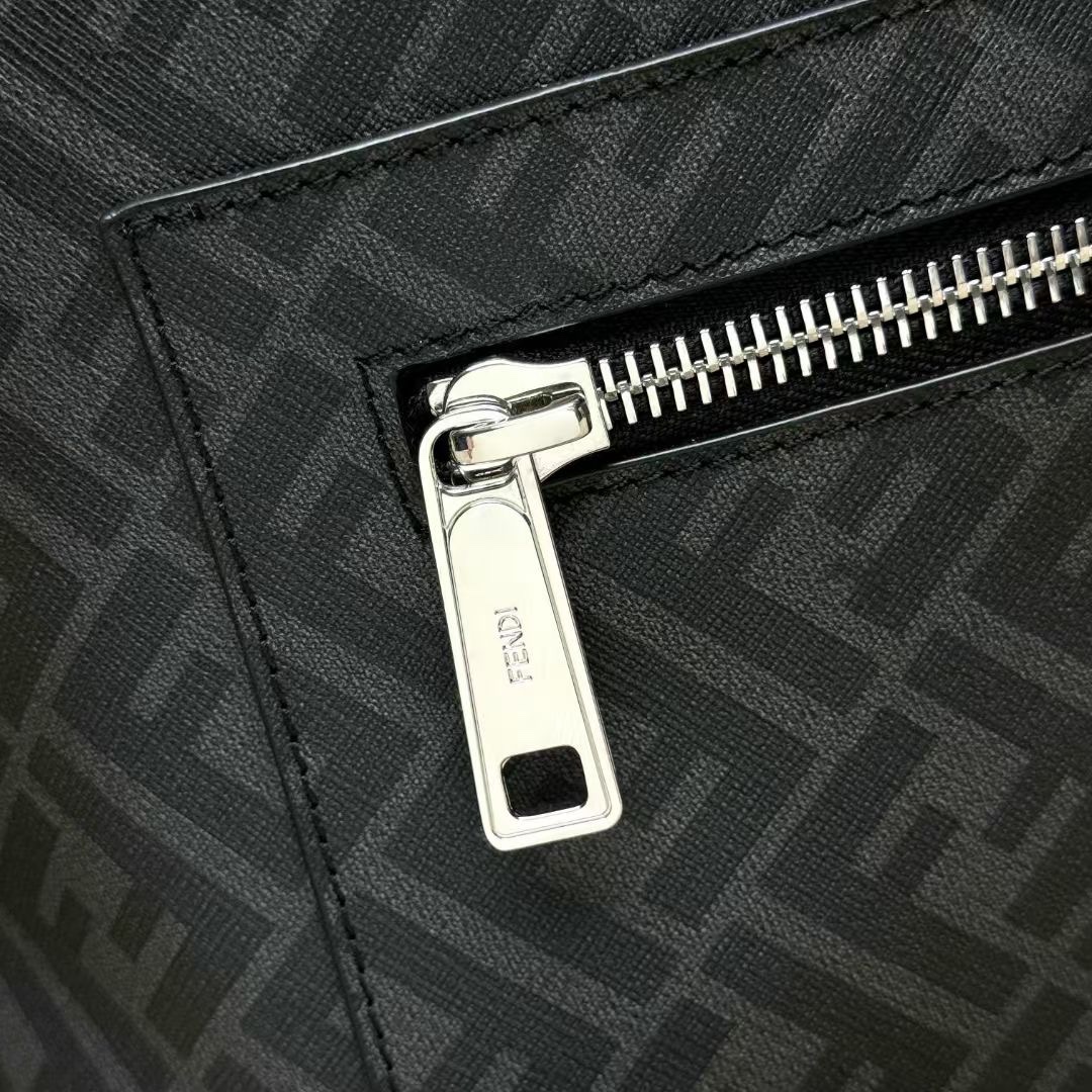 Flash sale π1220 counter quality, original list New old-fashioned backpack, interprets classics, clever decoration details, can turn two shoulder straps into one-shoulder style. A backpack that combines both appearance and practicality, has a two-way zipper compartment, an internal zipper pocket, and a 13-inch laptop-opening and padded compartment on the back. The silver-finished metal parts are full of contents, making it easy for urban commuting to store all daily necessities, and it is also great for short trips. Size 43-33-14cm Model 7VZ076 - Image 4