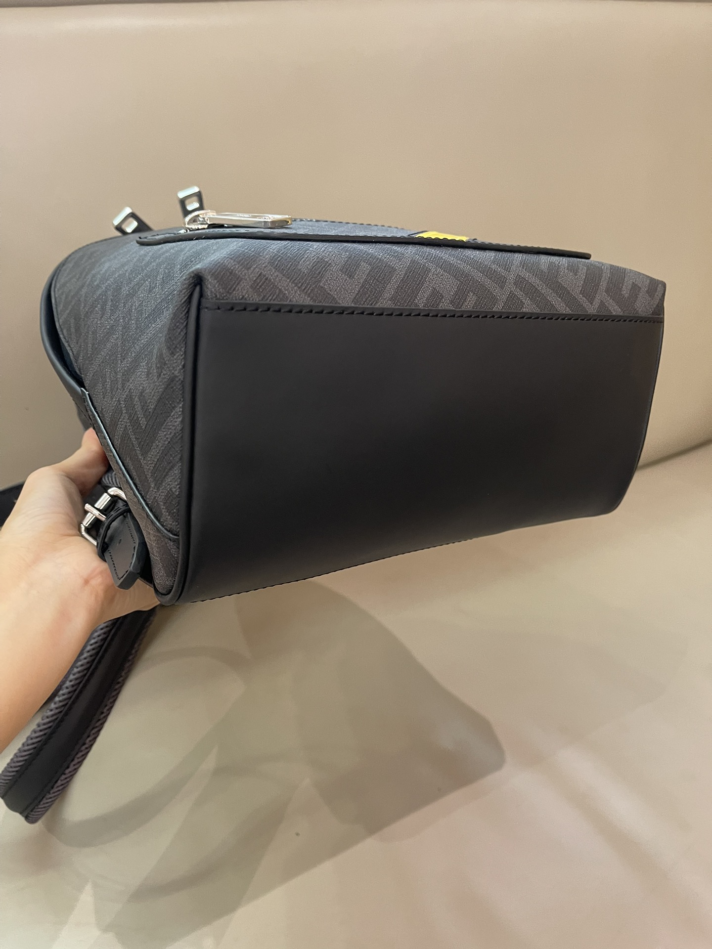 Flash sale π1220 counter quality, original list New old-fashioned backpack, interprets classics, clever decoration details, can turn two shoulder straps into one-shoulder style. A backpack that combines both appearance and practicality, has a two-way zipper compartment, an internal zipper pocket, and a 13-inch laptop-opening and padded compartment on the back. The silver-finished metal parts are full of contents, making it easy for urban commuting to store all daily necessities, and it is also great for short trips. Size 43-33-14cm Model 7VZ076 - Image 8