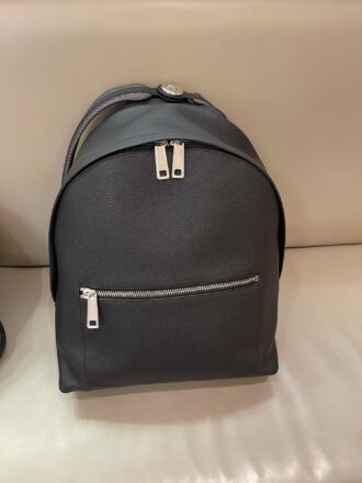 Flash sale 🉐1290 counter quality, original list New old-fashioned backpack, interprets classics, clever decoration details, can turn two shoulder straps into one-shoulder style. A backpack that combines both appearance and practicality, has a two-way zipper compartment, an internal zipper pocket, and a 13-inch laptop-opening and padded compartment on the back. The silver-finished metal parts are full of contents, making it easy for urban commuting to store all daily necessities, and it is also great for short trips. Size 43-33-14cm Model 7VZ076