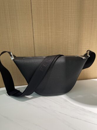 Flash kill 🉐1090 counter quality, original list New autumn and winter crescent postage bag, exclusive genuine development, version practice, high-end Roman cowhide leather, ykk zipper, unique upper body shape, spot real shot, clean and tidy workmanship reflects every step of the effort, the crossbody strap has a logo that makes it more advanced, the length can be adjusted at will, the commuter bag can be formal and casual, can be equipped with daily necessities, the capacity is really good, go out and go on the street to easily, and from then on, the pocket is free. Jiefang model 7vA635 full leather Size 33.18.10