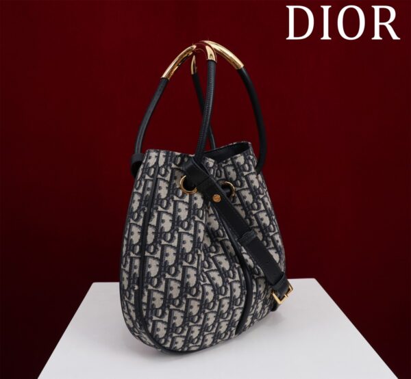 ‼ 52654W# Medium size: 27*25*5cm The latest Nolita series in autumn and winter, lazy hanging basket bag, simple silhouette design, casual and versatile, carefully made of classic blue oblique fabric, paired with gold metal handle, full of retro feel, detachable leather shoulder straps, easy to unlock multiple back methods, and it is carried alone like a small hanging basket, handsome and casual