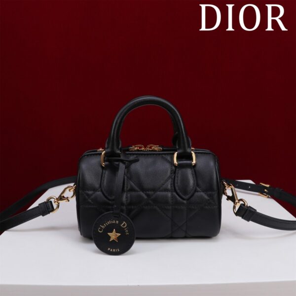 Groove 16 handbag Boston mini, irresistible cute, simple packaging, retro and high-end, carefully crafted with cowhide embroidery, exquisite and fashionable. It can be worn with crossbody, it is light and easy to carry, and the daily use capacity is quite sufficient. Model 136305# size: 16*11*18cm