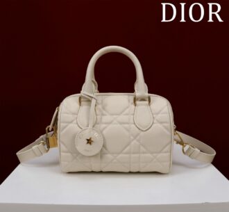Groove 20 handbag Boston mini, irresistible cute, simple packaging, retro and high-end, carefully crafted with cowhide embroidery, exquisite and fashionable. It can be used with crossbody, it is light and easy to carry, and the daily use capacity is quite sufficient. Model 136455# size: 20*13.5*12.5cm