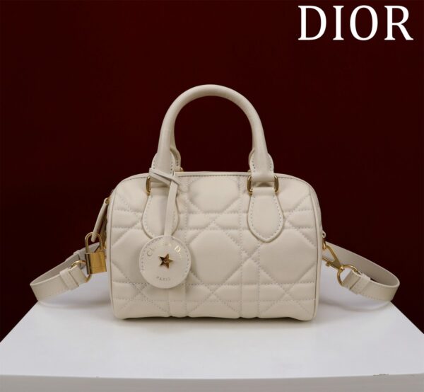 Groove 20 handbag Boston mini, irresistible cute, simple packaging, retro and high-end, carefully crafted with cowhide embroidery, exquisite and fashionable. It can be used with crossbody, it is light and easy to carry, and the daily use capacity is quite sufficient. Model 136455# size: 20*13.5*12.5cm
