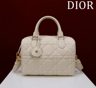 Groove 25 handbag Boston mini, irresistible cute, simple packaging, retro and high-end, carefully crafted from cowhide, exquisite and fashionable, can be used with crossbody, light and easy to carry, and the daily use capacity is quite sufficient. Model 136506# size: 25*19*16cm