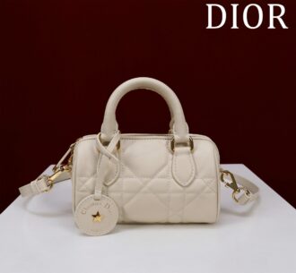 Groove 16 handbag Boston mini, irresistible cute, simple packaging, retro and high-end, carefully crafted with cowhide embroidery, exquisite and fashionable. It can be worn with crossbody, it is light and easy to carry, and the daily use capacity is quite sufficient. Model 136305# size: 16*11*18cm