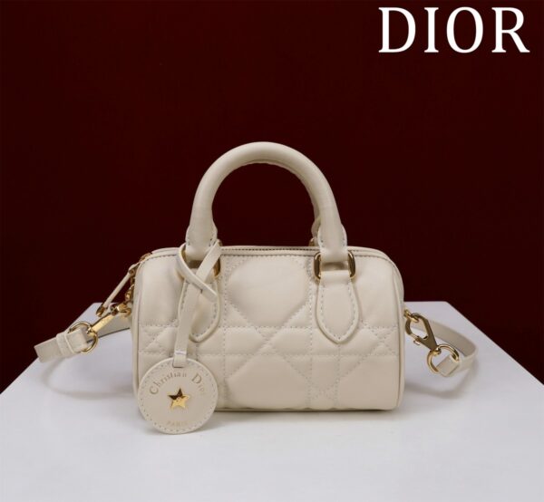 Groove 16 handbag Boston mini, irresistible cute, simple packaging, retro and high-end, carefully crafted with cowhide embroidery, exquisite and fashionable. It can be worn with crossbody, it is light and easy to carry, and the daily use capacity is quite sufficient. Model 136305# size: 16*11*18cm