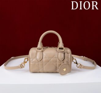 Groove 16 handbag Boston mini, irresistible cute, simple packaging, retro and high-end, carefully crafted with cowhide embroidery, exquisite and fashionable. It can be worn with crossbody, it is light and easy to carry, and the daily use capacity is quite sufficient. Model 136305# size: 16*11*18cm