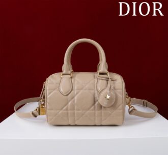 Groove 20 handbag Boston mini, irresistible cute, simple packaging, retro and high-end, carefully crafted with cowhide embroidery, exquisite and fashionable. It can be used with crossbody, it is light and easy to carry, and the daily use capacity is quite sufficient. Model 136455# size: 20*13.5*12.5cm