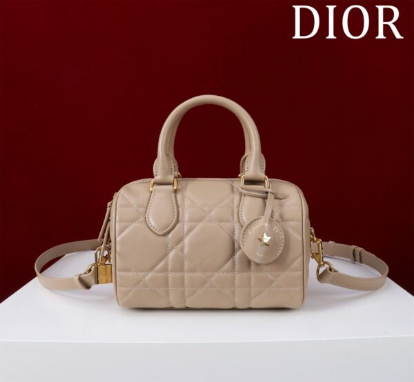 Groove 20 handbag Boston mini, irresistible cute, simple packaging, retro and high-end, carefully crafted with cowhide embroidery, exquisite and fashionable. It can be used with crossbody, it is light and easy to carry, and the daily use capacity is quite sufficient. Model 136455# size: 20*13.5*12.5cm