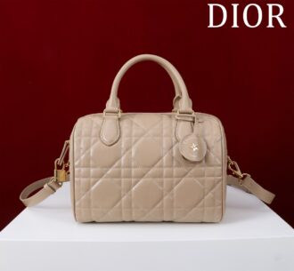 Groove 25 handbag Boston mini, irresistible cute, simple packaging, retro and high-end, carefully crafted from cowhide, exquisite and fashionable, can be used with crossbody, light and easy to carry, and the daily use capacity is quite sufficient. Model 136506# size: 25*19*16cm