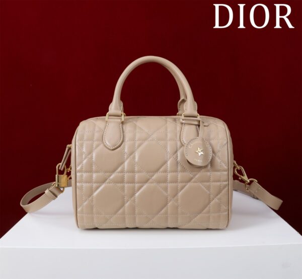Groove 25 handbag Boston mini, irresistible cute, simple packaging, retro and high-end, carefully crafted from cowhide, exquisite and fashionable, can be used with crossbody, light and easy to carry, and the daily use capacity is quite sufficient. Model 136506# size: 25*19*16cm