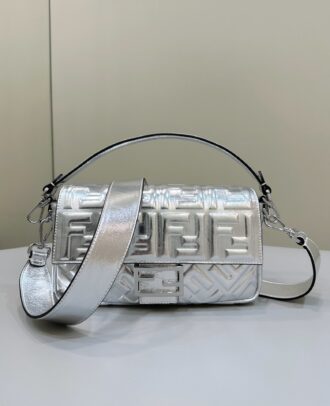 FENDI baguette sheepskin feel, connotation magnetic buckle + flip design is extremely safe, one long and one short shoulder strap can be detached siez: 27x5x15cm+ model number 0135