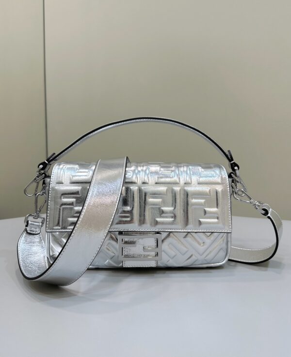 FENDI baguette sheepskin feel, connotation magnetic buckle + flip design is extremely safe, one long and one short shoulder strap can be detached siez: 27x5x15cm+ model number 0135
