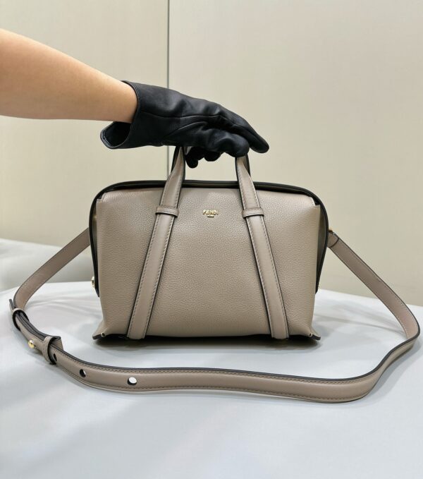 FENDI Boston handbag, made of full-grain cowhide leather, huge magnetic buckle closure, with magnetic buckles on both sides, fully sealed openings, creating a private attribute, sufficient capacity, high appearance, casual and lazy and relaxing feeling on the back, equipped with adjustable and removable shoulder straps Model number 8627 Pigeon Gray Size 27 .5/16/17cmF