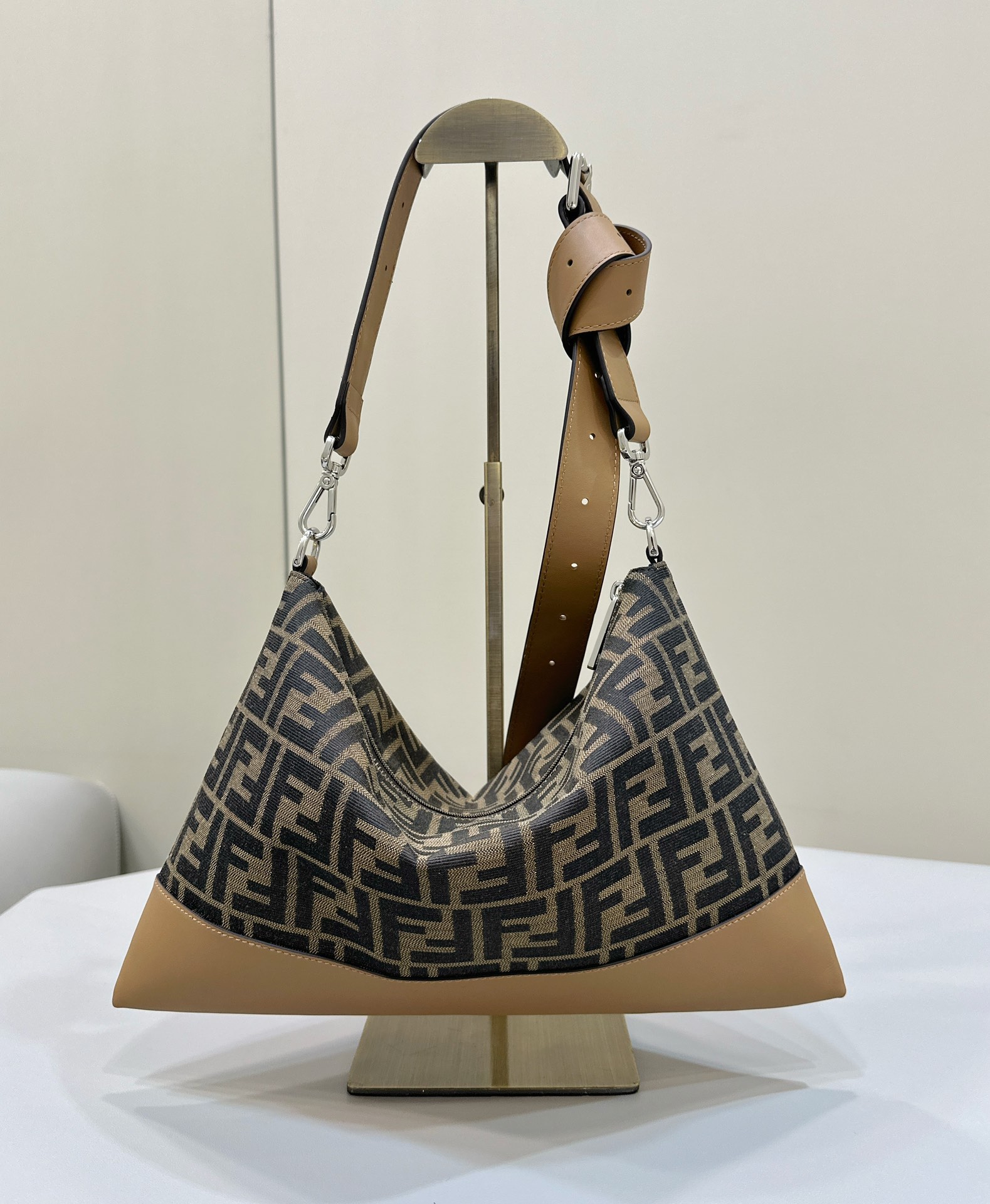 FENDI πΆ thin zipper opening and closing postman bag, calfskin with classic jacquard FF pattern, light and very thin, and the capacity is also very ποΈ, daily leisure and commuting, shoulder straps can be detached or hand-held~ size: 33.5x23cm Model number: 8631 Coffee - Image 3