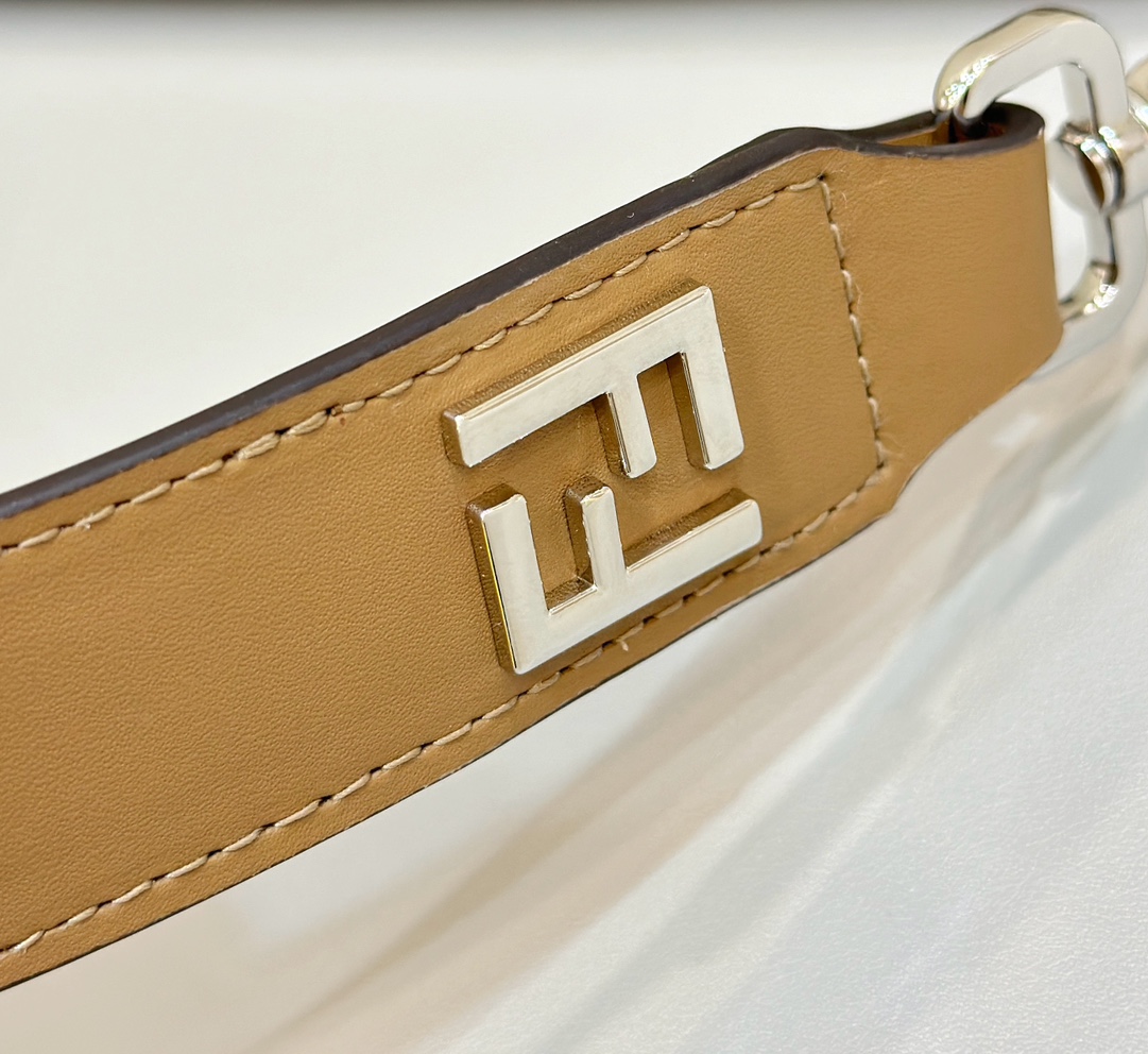 FENDI πΆ thin zipper opening and closing postman bag, calfskin with classic jacquard FF pattern, light and very thin, and the capacity is also very ποΈ, daily leisure and commuting, shoulder straps can be detached or hand-held~ size: 33.5x23cm Model number: 8631 Coffee - Image 5