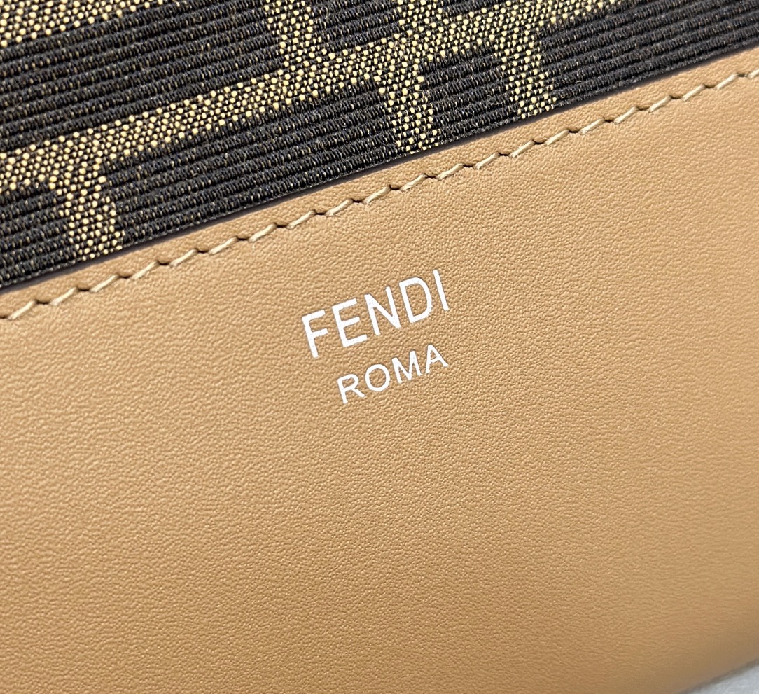 FENDI πΆ thin zipper opening and closing postman bag, calfskin with classic jacquard FF pattern, light and very thin, and the capacity is also very ποΈ, daily leisure and commuting, shoulder straps can be detached or hand-held~ size: 33.5x23cm Model number: 8631 Coffee - Image 4