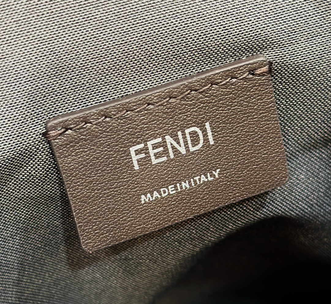 FENDI πΆ thin zipper opening and closing postman bag, calfskin with classic jacquard FF pattern, light and very thin, and the capacity is also very ποΈ, daily leisure and commuting, shoulder straps can be detached or hand-held~ size: 33.5x23cm Model number: 8631 Coffee - Image 6