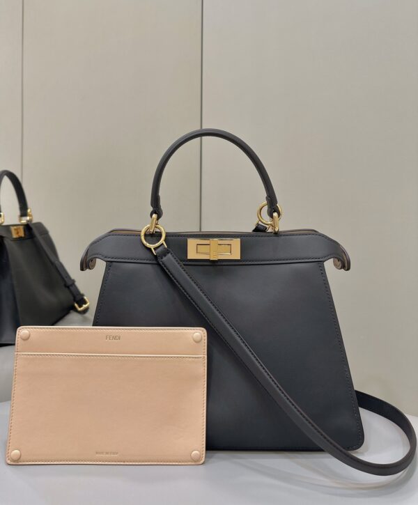 PEEKABOO I See U 🔔 If you have a new message, please check it‼ ️ The novel accordion contour shape, the opening curve of the "smile" and the color-blocking cowhide inner bag, all kinds of details interpret the "FENDI" attitude, exploring the new mystery of feminine charm. size 33×12×25 model number 70193 ink grey