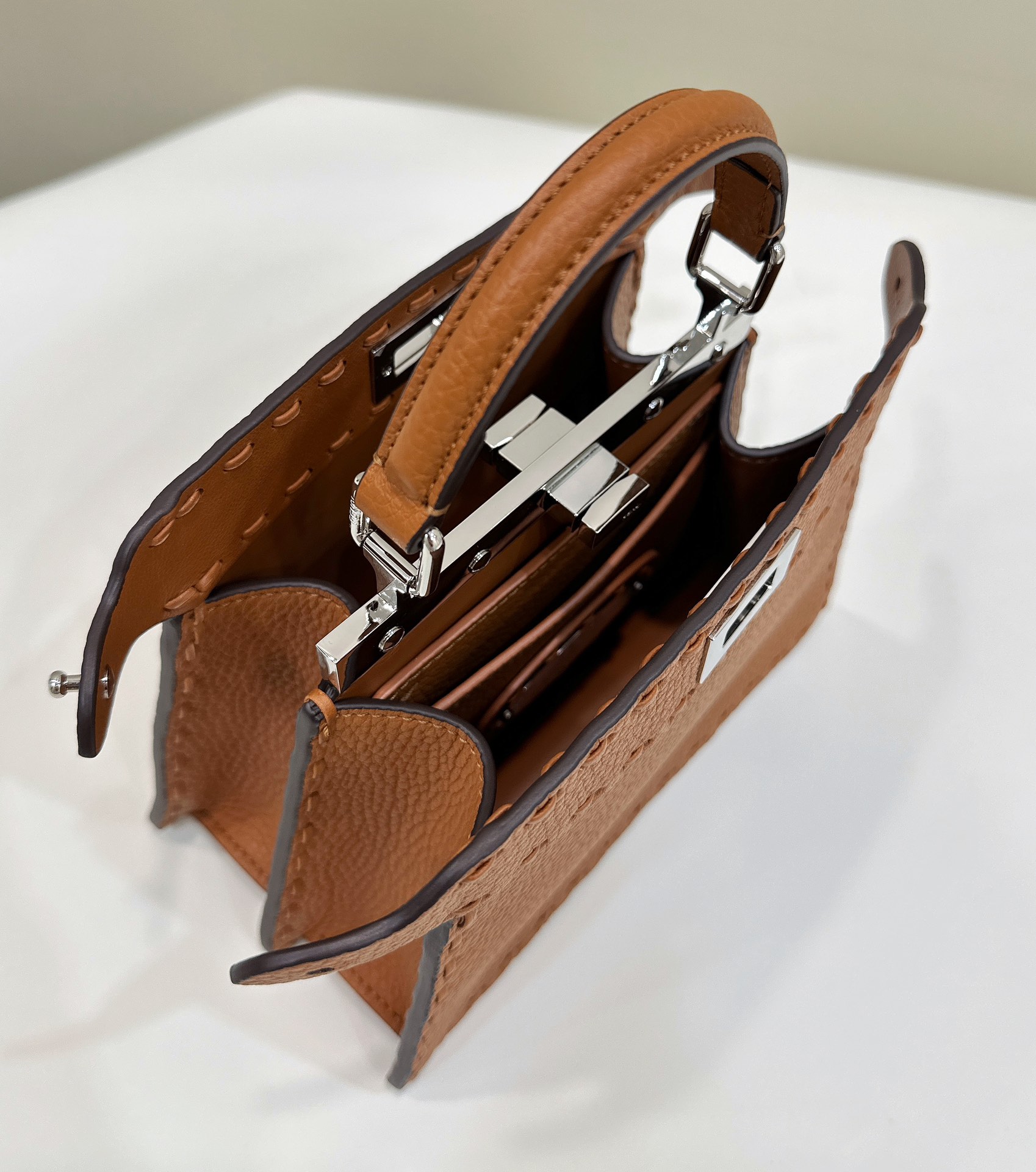 peekaboo new series I see you petite Latest size #Exclusive custom calf leather feels super delicate, exquisite handmade outer stitching, simple organ design is elegant, equipped with a very protective raincoat ~ the classic model is also extremely high in tablet production ✔️ size: 20*11*15 cm Full package Model number 80133As - Image 8