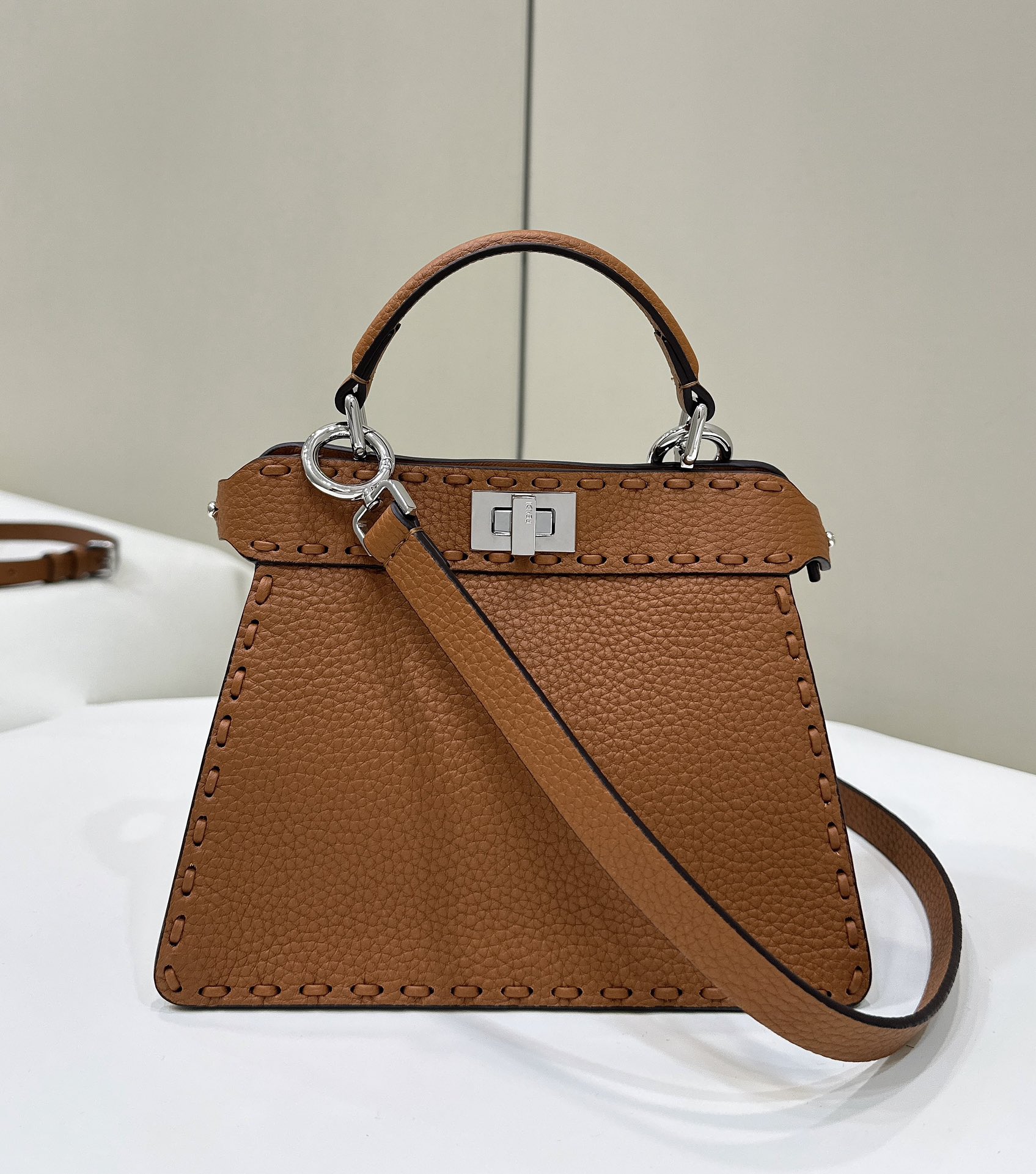 peekaboo new series I see you petite Latest size #Exclusive custom calf leather feels super delicate, exquisite handmade outer stitching, simple organ design is elegant, equipped with a very protective raincoat ~ the classic model is also extremely high in tablet production ✔️ size: 20*11*15 cm Full package Model number 80133As