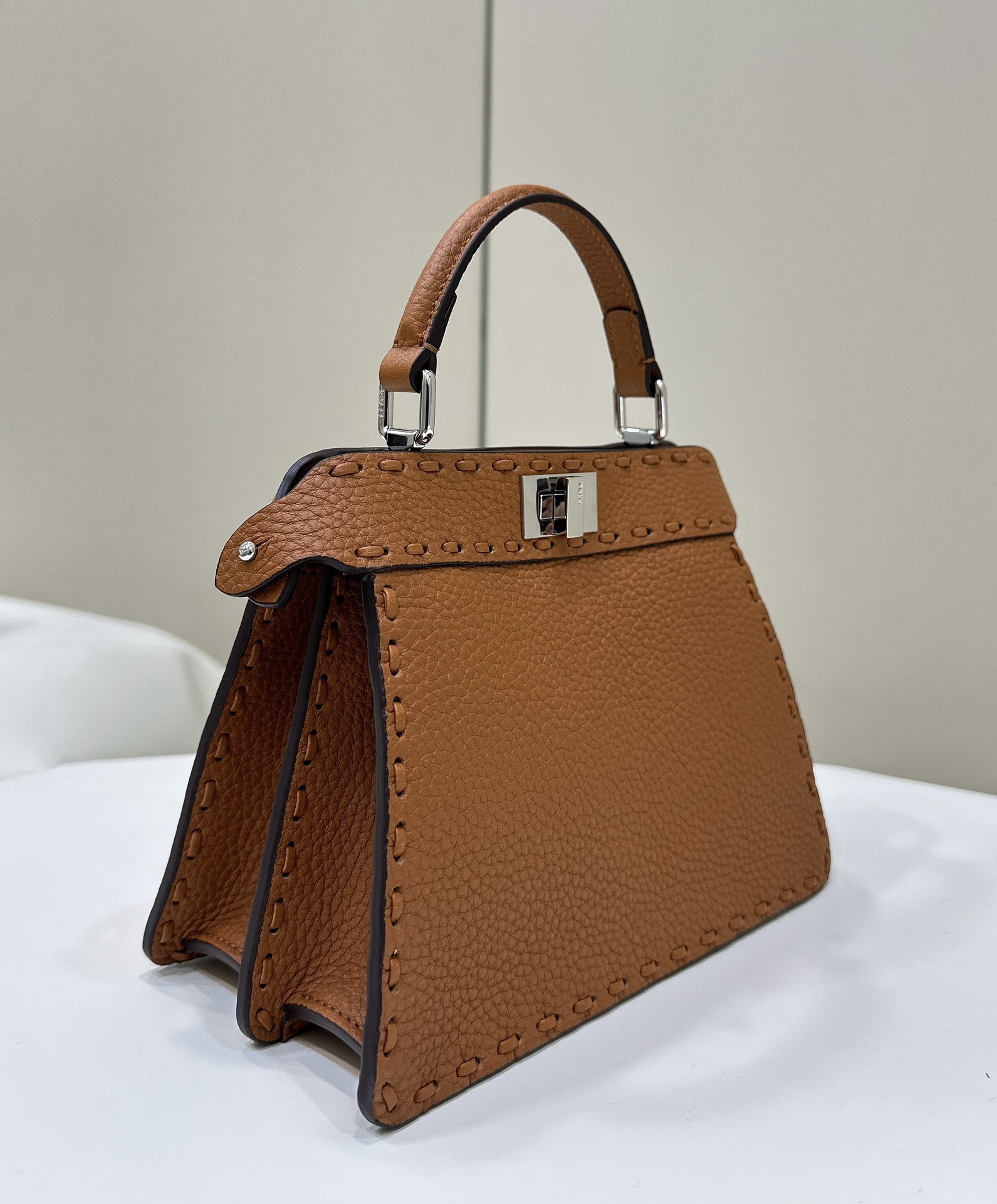 peekaboo new series I see you petite Latest size #Exclusive custom calf leather feels super delicate, exquisite handmade outer stitching, simple organ design is elegant, equipped with a very protective raincoat ~ the classic model is also extremely high in tablet production ✔️ size: 20*11*15 cm Full package Model number 80133As - Image 2