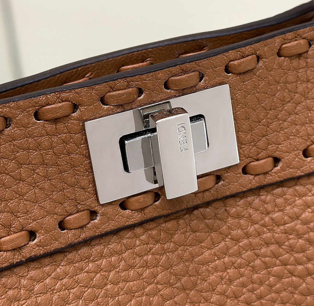 peekaboo new series I see you petite Latest size #Exclusive custom calf leather feels super delicate, exquisite handmade outer stitching, simple organ design is elegant, equipped with a very protective raincoat ~ the classic model is also extremely high in tablet production ✔️ size: 20*11*15 cm Full package Model number 80133As - Image 4