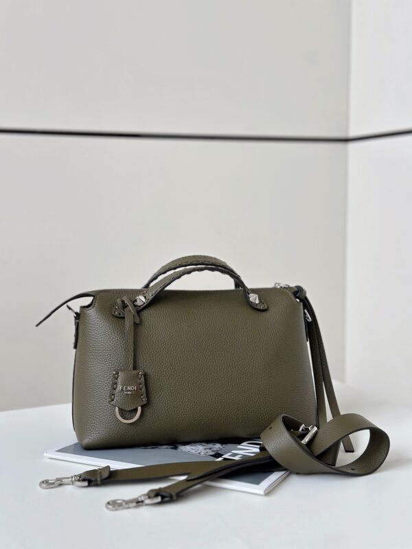 FENDI New Product By The Way Selleria Handbag #Exclusive custom calfskin feels super delicate, exquisite handmade outer stitching, zipper design discounts private attributes, soft feel, making people love it 🔥 Can be carried or cross-back, casually tie a knot on the strap, making the slack feel full~ Model number 8668 Size 29/13/17cm