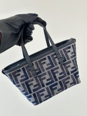 FENDI new mini roll, Chenille material, gradient color classic double F logo paired with dark blue calfskin, zippered closure creates private attributes, sufficient capacity, high appearance, casual and lazy and relaxed feeling on the back, equipped with detachable shoulder straps Model number 8655 Size 15.5/11/13cm