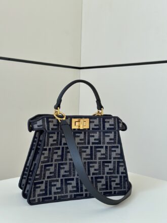 Fendi peekaboo has an elegant and minimalist look that makes it more elegant~ It uses a classic presbyopia pattern with a dark blue calfskin to make the overall style fuller~ It is light and easy to carry~ The versatile interior has a compartment and is divided into two and better storage and storage~ size 27x11x20cm Model number: 8670