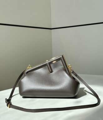 Fendi❤️First series uses F as the letter as the design highlight and adopts an oblique frame outline. The appearance design is also unique and innovative. It is asymmetrical bag, fashionable and neat. It can not only be used as a handbag, but also a removable shoulder strap design can also be used as a shoulder bag. It is more perfect when holding, multifunctional, soft leather, and has a very good feel. Many celebrities recommend one, worth having. Size 26×9.5×18cm Model number 80018m coffee