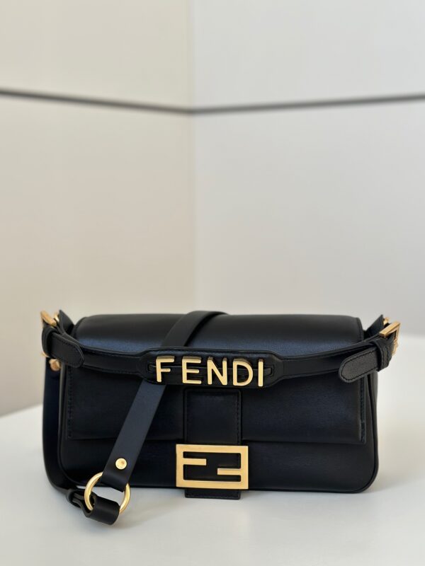 BAGUETTE handbags, from Stefano Pilati's series, are made of all leather material and metal FEND-shaped handles, which can be hooked to the handbag or shoulder straps, and the logo is clearly visible when the shoulders are back. Features a classic FF magnetic buckle flap on the front, the handbag has a double buckle design removable handle and adjustable, removable shoulder straps. It can be used as a clutch or shoulder or crossbody. Model number 8629 Size 27/6/13cmF