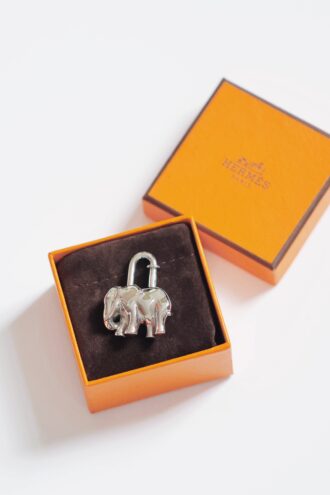 [Detailed packaging picture: Cadena Medieval Vintage Animal Padlock Silver] Model: Big elephant lock Material: 316L high quality stainless steel/vacuum electroplating 🉑You can hang it on your bag, or you can lengthen the chain and hang it on your neck as a sweater chain